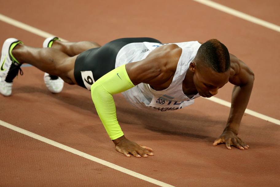 Le flessioni di Isaac Makwala, del Botswana, dopo la semifinale dei 400 metri. (Getty Images)